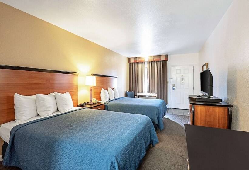 带2个双人床的标准工作室, Rodeway Inn At Nevada State Capitol
