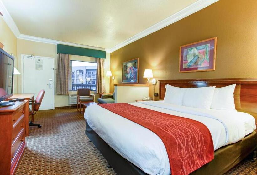 מיטת קינג בסוויטה, Comfort Inn & Suites San Francisco Airport North