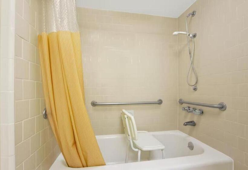 Номер Стандарт 2 Двуспальные Кровати, Days Inn By Wyndham Emporia