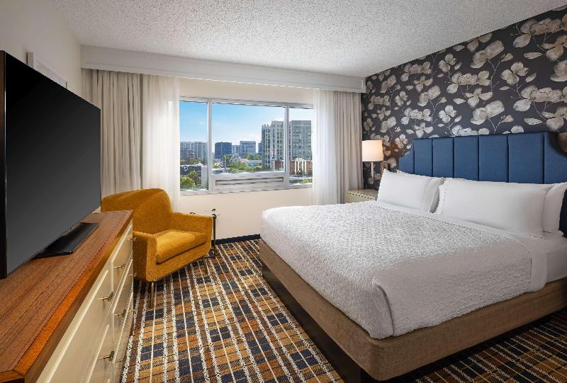 מיטת קינג בסוויטה, Embassy Suites By Hilton Atlanta Buckhead