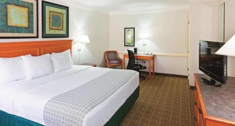 اتاق استاندارد با تخت بزرگ, Rodeway Inn