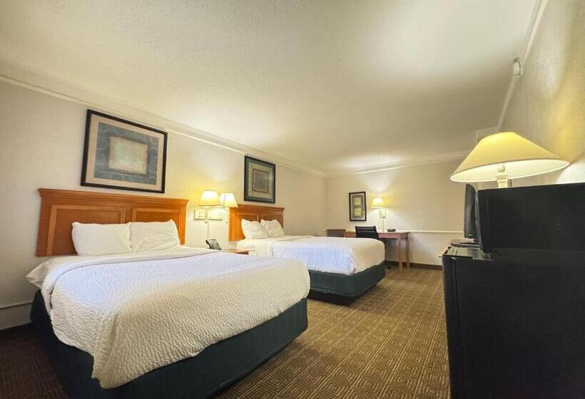 اتاق استاندارد چهار تخته, Rodeway Inn