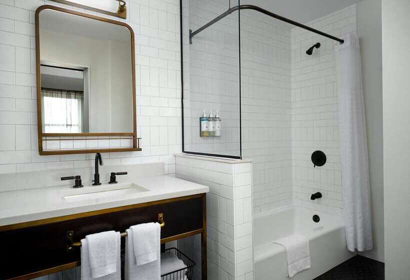 스탠다드 룸, Phillips Kansas City Curio Collection By Hilton