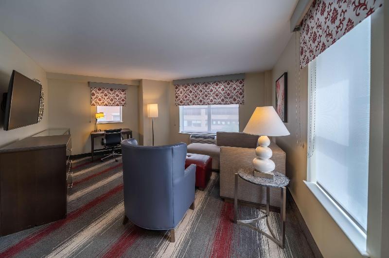 스위트 킹사이즈 침대, West End Washington Dc, Tapestry Collection By Hilton
