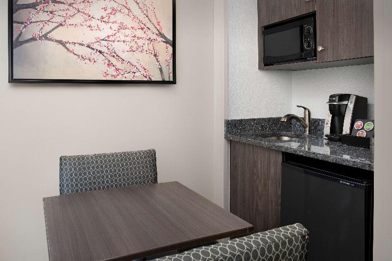 스위트 킹사이즈 침대, West End Washington Dc, Tapestry Collection By Hilton