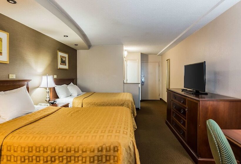 Номер Стандарт 2 Двуспальные Кровати, Plaza Inn & Suites