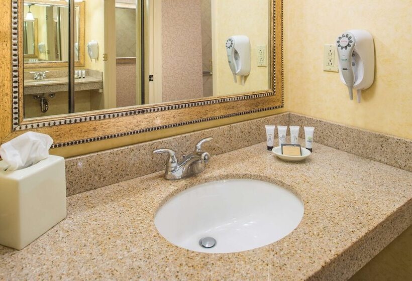 سوییت خانوادگی, Red Lion Hotel Pasco Airport & Conference Center