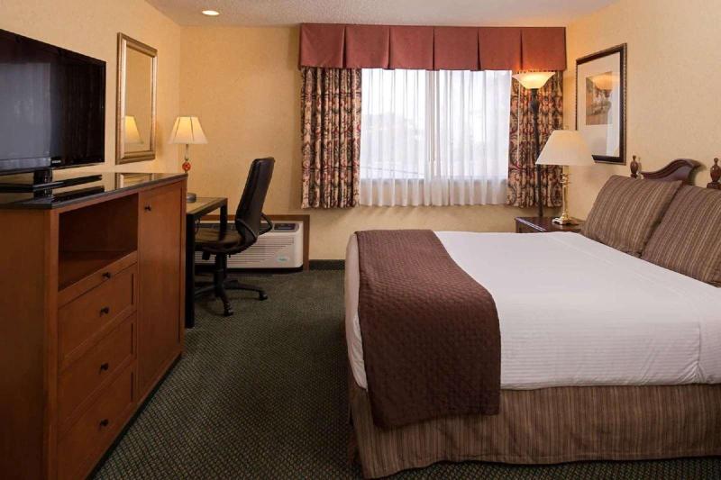 اتاق استاندارد با چشم‌انداز استخر, Red Lion Hotel Pasco Airport & Conference Center