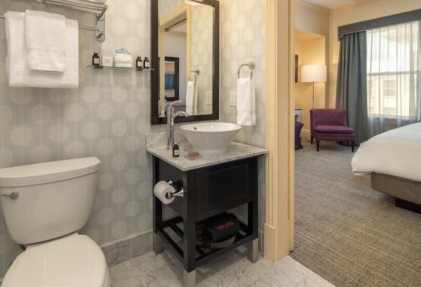 Quarto Classe Business, Shattuck Plaza