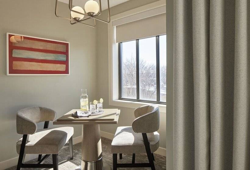 سوییت سوپریور, Capitol Hill