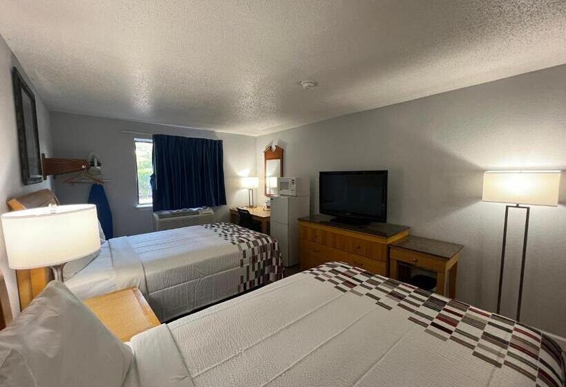 带2个双人床的标准工作室, Economy 7 Inn   Norfolk