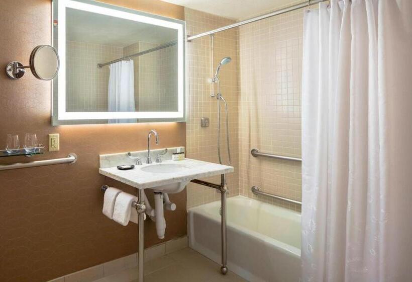 클럽 룸 킹침대, Sheraton Commander