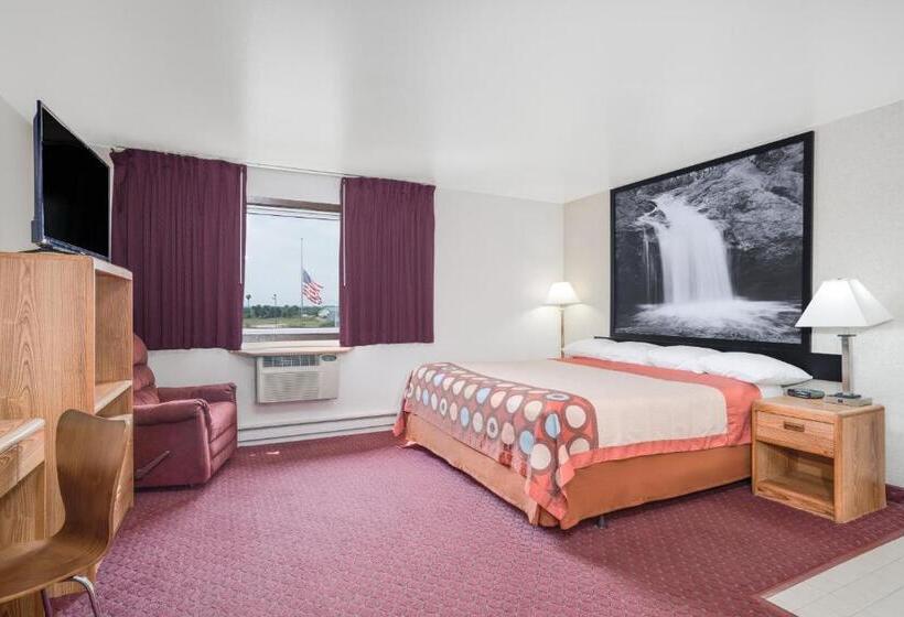 디럭스 스위트 킹 침대, Super 8 By Wyndham Tomah Wisconsin