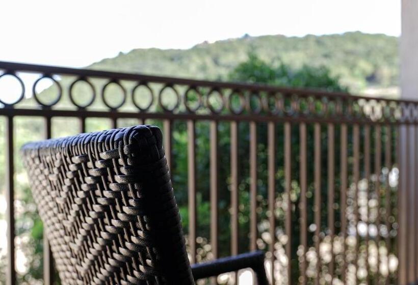 מיטת קינג בסוויטה, Tapatio Springs Hill Country Resort