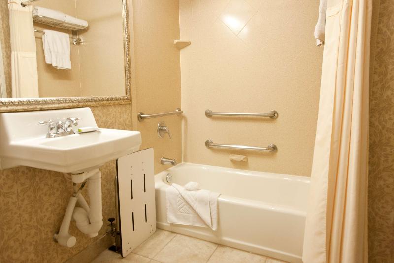 Standard Room King Size Bed, Wyndham Midland Downtown