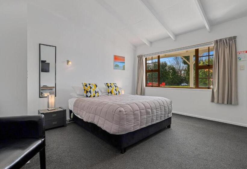 스탠다드 스튜디오, Colonial Lodge Motel