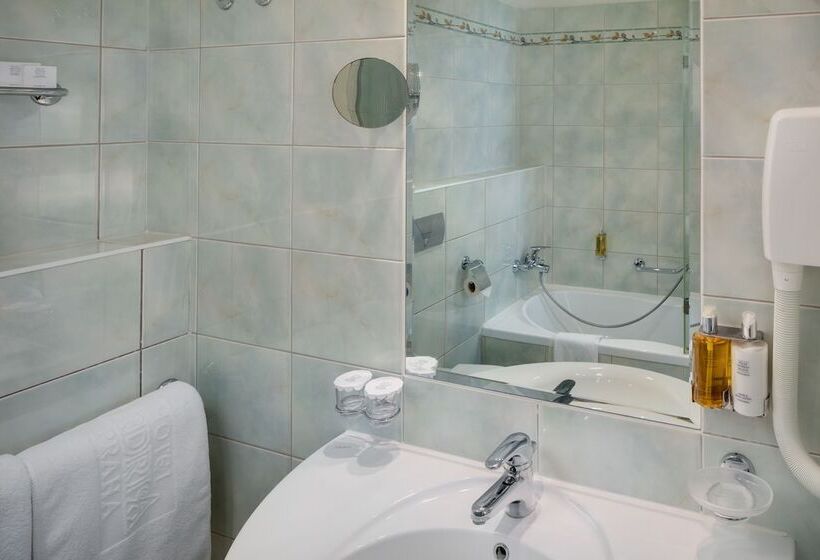 اتاق استاندارد با چشم‌انداز باغ, Adria Hotel Prague