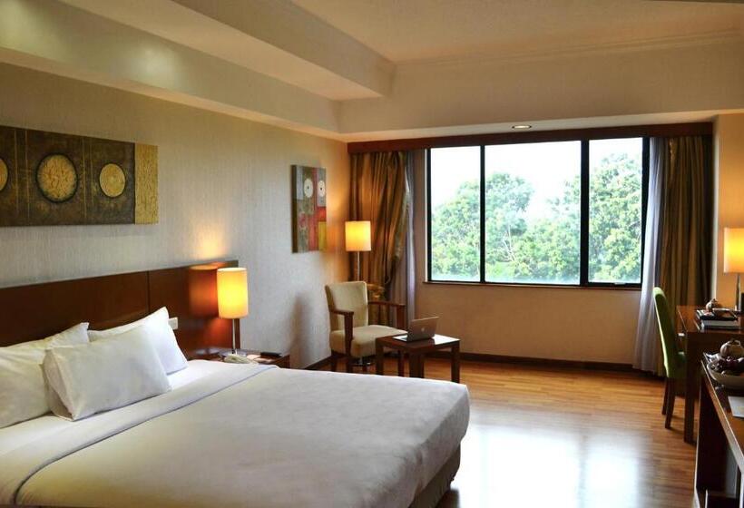 Номер Deluxe Кровать Кинг, Artotel Gelora Senayan Jakarta