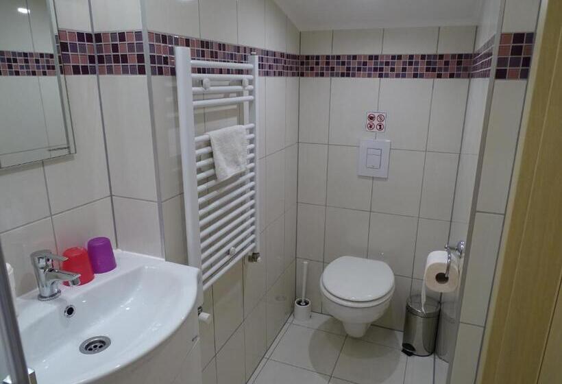 Семейный Номер, Alabárdos Panzió és Apartmanház