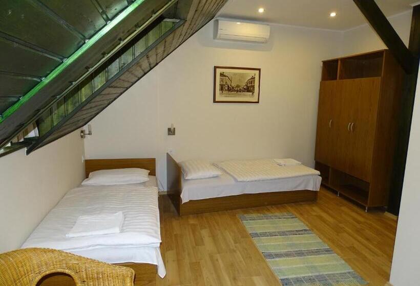 家庭间, Alabárdos Panzió és Apartmanház