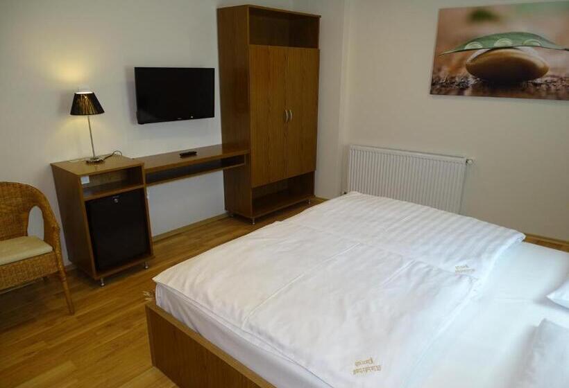 家庭间, Alabárdos Panzió és Apartmanház