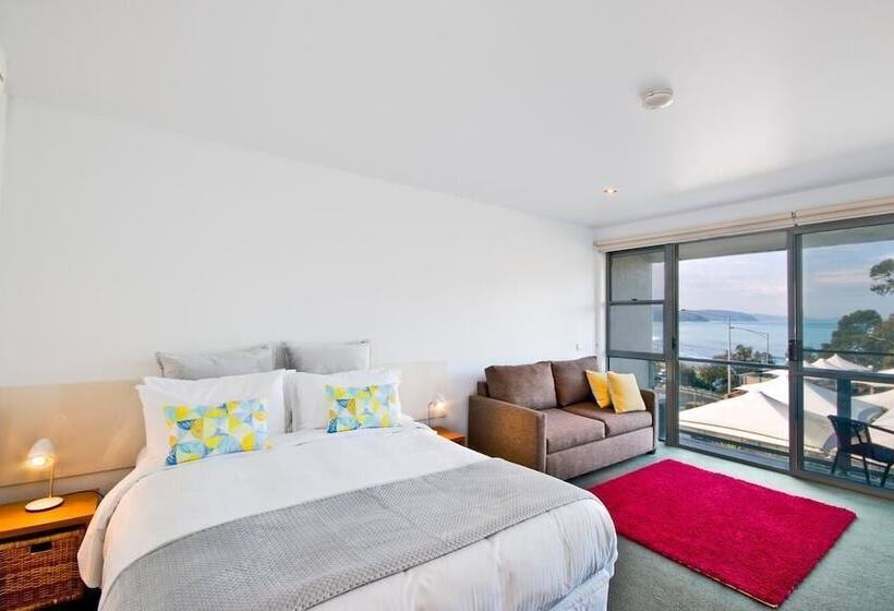 스탠다드 스튜디오, Lorne Bay View Motel