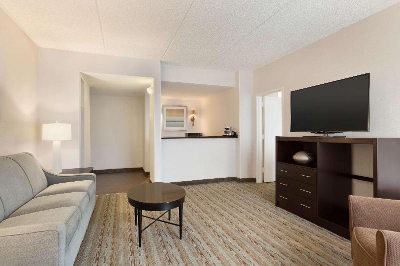 Люкс Кровать Кинг, Doubletree By Hilton Hartford  Bradley Airport