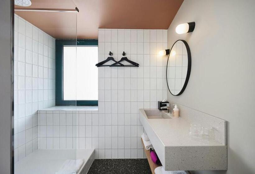 Номер Стандарт Трехместный, Moxy Annecy