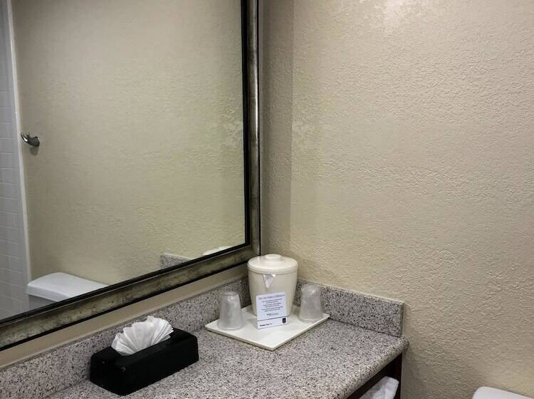 سوییت, Comfort Suites Outlet Center