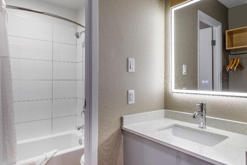 اتاق استاندارد با تخت بزرگ, Clarion Pointe Quebec Airport