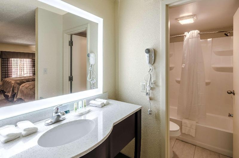 استودیوی لوکس, Days Inn By Wyndham Penticton Conference Centre