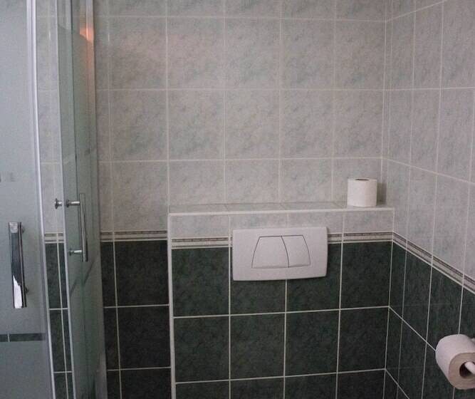 اتاق راحتی, Komfort Hotel Platán