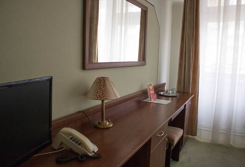 اتاق راحتی, Komfort Hotel Platán