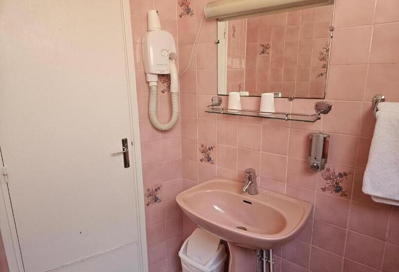 اتاق استاندارد سه نفره, Hôtel Bellevue Et Du Chariot D Or