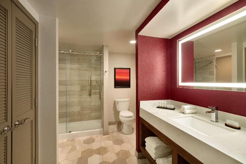 Люкс Кровать Кинг, Embassy Suites By Hilton Phoenix Downtown North