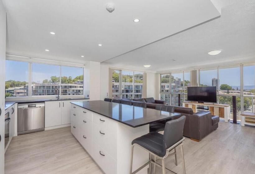 Superior 2-bedroom flat with sea view, Burleigh Beach Tower