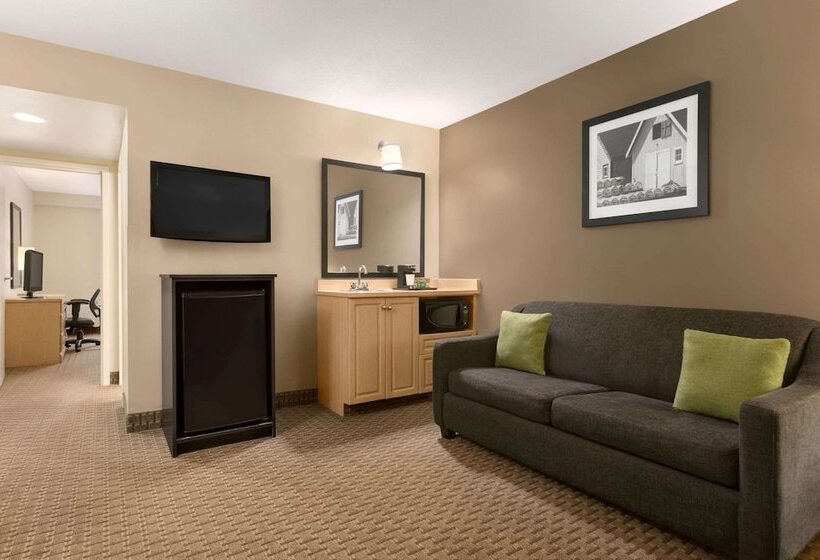 Люкс, Travelodge Suites By Wyndham Moncton