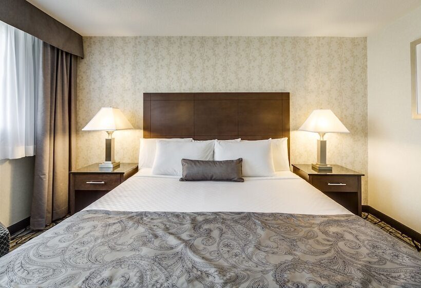 Люкс, Monte Carlo Inn Oakville Suites