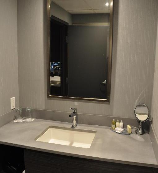 سوییت خانوادگی, & Suites Le Dauphin Quebec