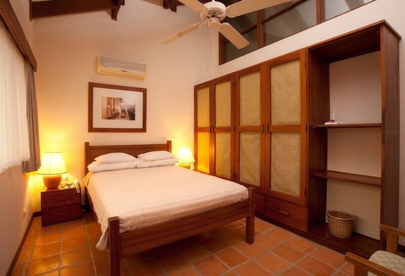 Люкс 4 Спальни, Capitan Suizo Beachfront Boutique