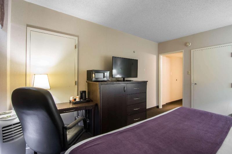 キングサイズベッドのスイートルーム, Quality Inn & Suites Yellowknife