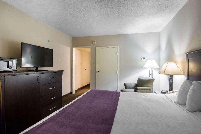 キングサイズベッドのスイートルーム, Quality Inn & Suites Yellowknife