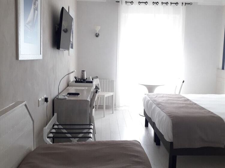 Трехместный Superior Вид на Море, Hôtel The Originals Miramar, Royan Pontaillac