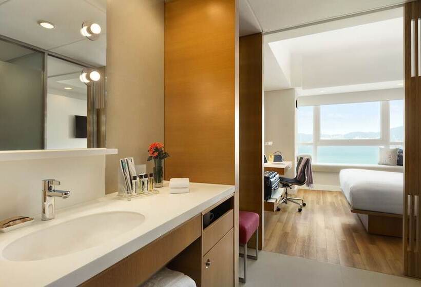 اتاق لوکس با چشم‌انداز, Jen Hong Kong By Shangrila