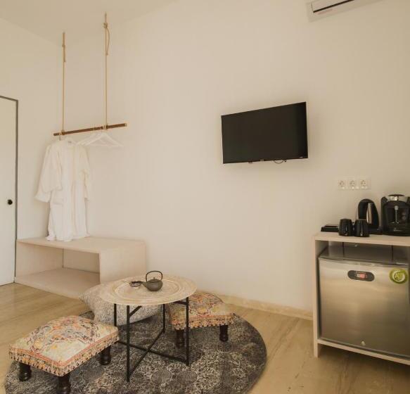 Номер Стандарт Вид на Бассейн, Olive Grove Suites Boutique