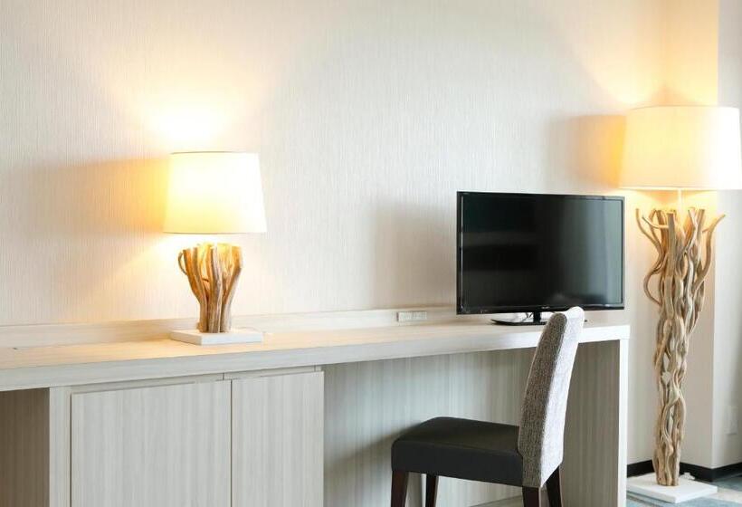 اتاق اجرایی با تخت بزرگ, Loisir Hotel Naha