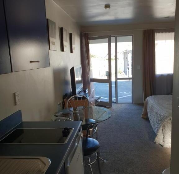 스탠다드 스튜디오, Anchorage Motel Apartments