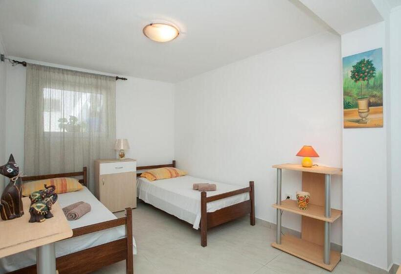 테라스가 있는 2 베드룸 아파트, Guest House Mara