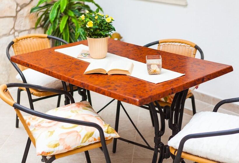 테라스가 있는 2 베드룸 아파트, Guest House Mara