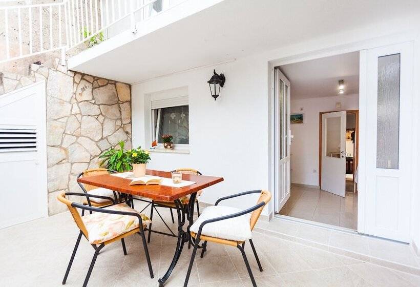 테라스가 있는 2 베드룸 아파트, Guest House Mara